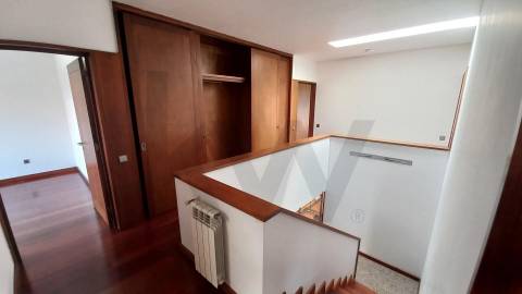 Moradia T5 de luxo c/piscina e jardim discreto, com linhas modernas, num terreno com quase 1.000m2  