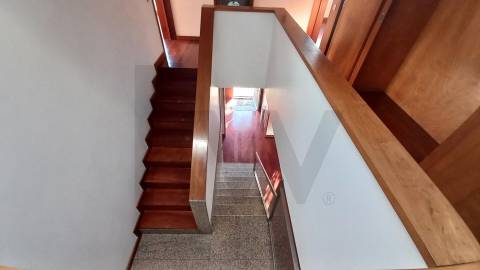 Moradia T5 de luxo c/piscina e jardim discreto, com linhas modernas, num terreno com quase 1.000m2  