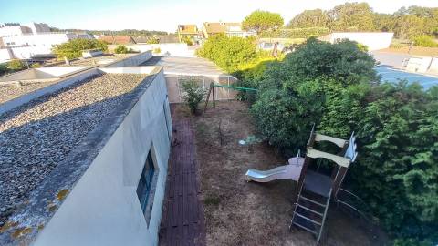 Moradia T5 de luxo c/piscina e jardim discreto, com linhas modernas, num terreno com quase 1.000m2  