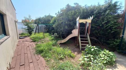 Moradia T5 de luxo c/piscina e jardim discreto, com linhas modernas, num terreno com quase 1.000m2  