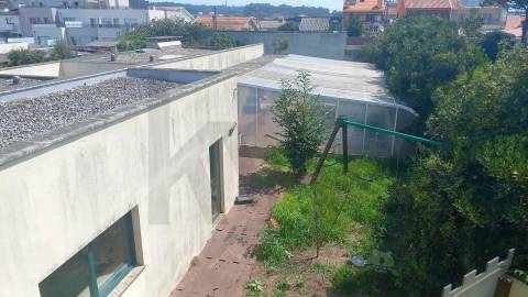 Moradia T5 de luxo c/piscina e jardim discreto, com linhas modernas, num terreno com quase 1.000m2  