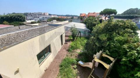 Moradia T5 de luxo c/piscina e jardim discreto, com linhas modernas, num terreno com quase 1.000m2  