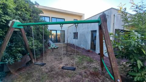 Moradia T5 de luxo c/piscina e jardim discreto, com linhas modernas, num terreno com quase 1.000m2  