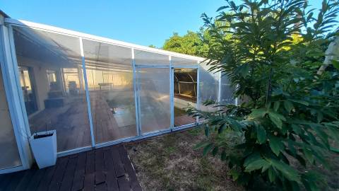 Moradia T5 de luxo c/piscina e jardim discreto, com linhas modernas, num terreno com quase 1.000m2  