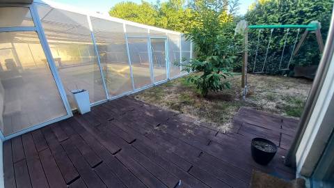 Moradia T5 de luxo c/piscina e jardim discreto, com linhas modernas, num terreno com quase 1.000m2  