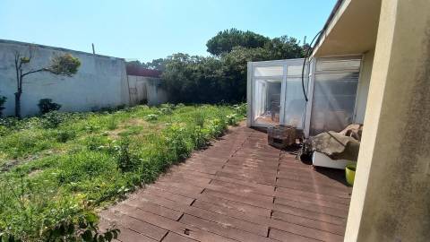 Moradia T5 de luxo c/piscina e jardim discreto, com linhas modernas, num terreno com quase 1.000m2  