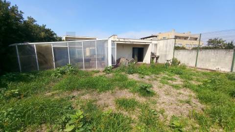 Moradia T5 de luxo c/piscina e jardim discreto, com linhas modernas, num terreno com quase 1.000m2  