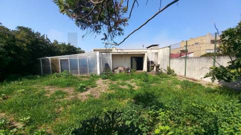 Moradia T5 de luxo c/piscina e jardim discreto, com linhas modernas, num terreno com quase 1.000m2  