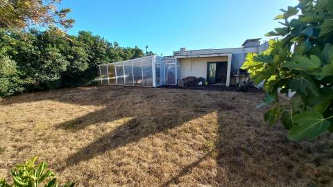 Moradia T5 de luxo c/piscina e jardim discreto, com linhas modernas, num terreno com quase 1.000m2  