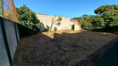 Moradia T5 de luxo c/piscina e jardim discreto, com linhas modernas, num terreno com quase 1.000m2  