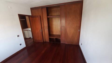 Moradia T5 de luxo c/piscina e jardim discreto, com linhas modernas, num terreno com quase 1.000m2  