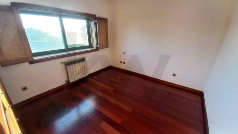 Moradia T5 de luxo c/piscina e jardim discreto, com linhas modernas, num terreno com quase 1.000m2  