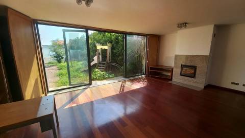 Moradia T5 de luxo c/piscina e jardim discreto, com linhas modernas, num terreno com quase 1.000m2  