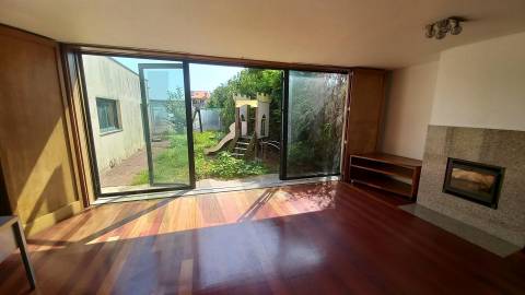 Moradia T5 de luxo c/piscina e jardim discreto, com linhas modernas, num terreno com quase 1.000m2  