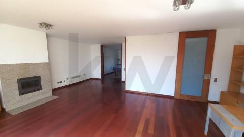 Moradia T5 de luxo c/piscina e jardim discreto, com linhas modernas, num terreno com quase 1.000m2  