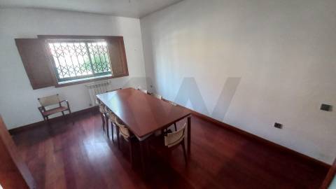 Moradia T5 de luxo c/piscina e jardim discreto, com linhas modernas, num terreno com quase 1.000m2  