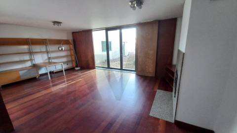 Moradia T5 de luxo c/piscina e jardim discreto, com linhas modernas, num terreno com quase 1.000m2  