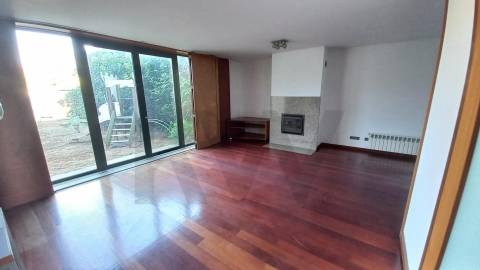 Moradia T5 de luxo c/piscina e jardim discreto, com linhas modernas, num terreno com quase 1.000m2  