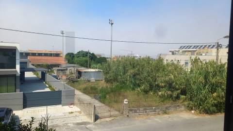 Moradia T5 de luxo c/piscina e jardim discreto, com linhas modernas, num terreno com quase 1.000m2  