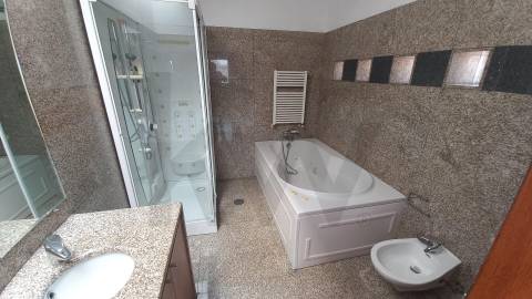 Moradia T5 de luxo c/piscina e jardim discreto, com linhas modernas, num terreno com quase 1.000m2  