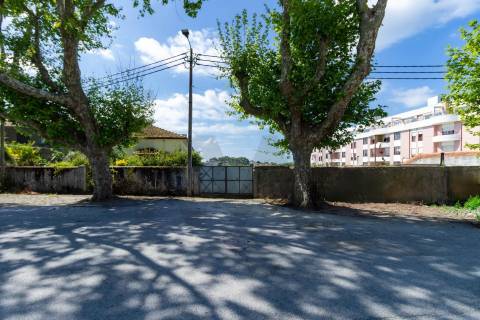 Terreno 1 700 m² — 1 ou 2 Moradias | Praia de Francelos