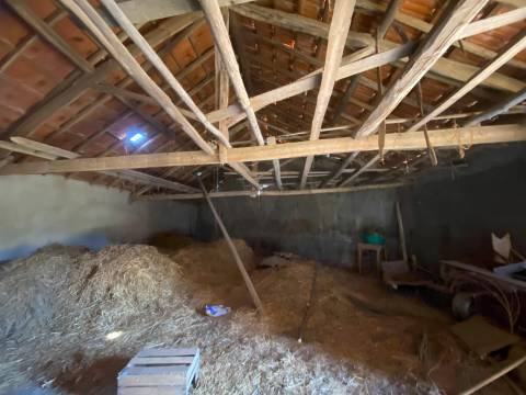 Terreno com 1.500m² – Enxames, Fundão | Ruína e Palheiro 