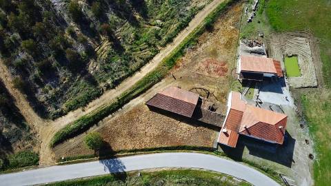  Dois Terrenos em Enxames – Fundão | 11.000m² com Ruína, Palheiro e Ribeira🏡