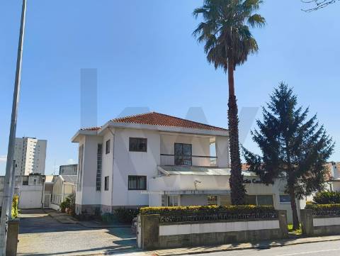 Moradia na Estrada da Circunvalação T10+