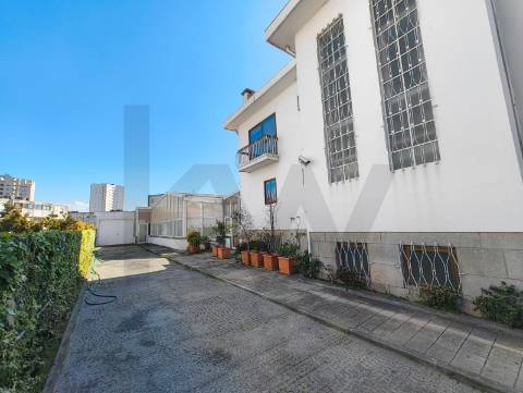 Moradia na Estrada da Circunvalação T10+