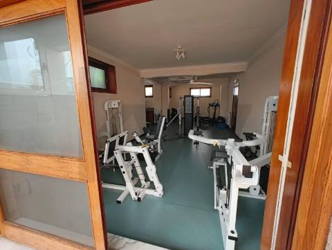 Moradia na Estrada da Circunvalação T10+