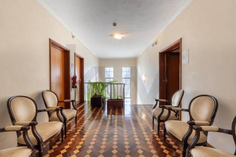 Moradia T5+, situada na Circunvalação!