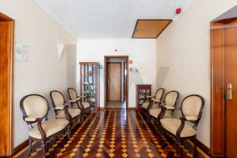 Moradia T5+, situada na Circunvalação!