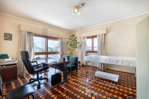 Moradia T5+, situada na Circunvalação!