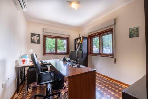 Moradia T5+, situada na Circunvalação!