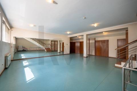 Moradia T5+, situada na Circunvalação!