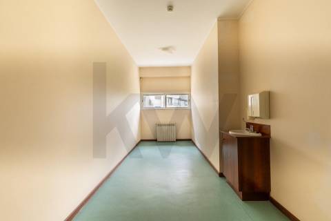 Moradia T5+, situada na Circunvalação!