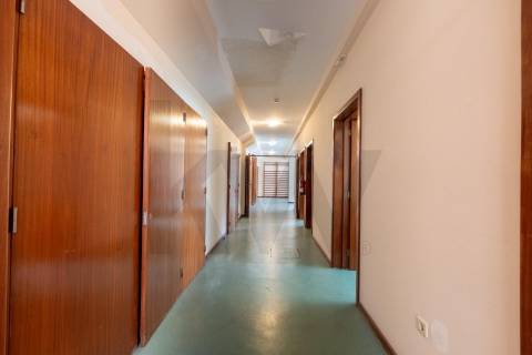 Moradia T5+, situada na Circunvalação!