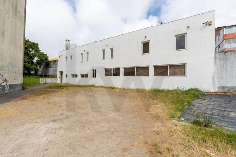 Moradia T5+, situada na Circunvalação!