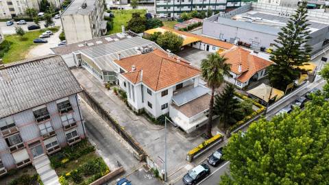 Moradia T5+, situada na Circunvalação!