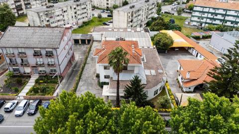 Moradia T5+, situada na Circunvalação!