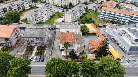 Moradia T5+, situada na Circunvalação!