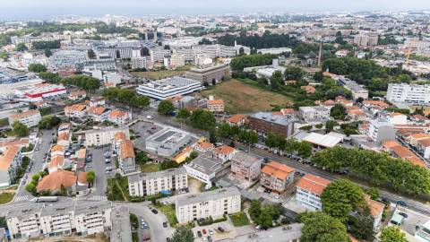 Moradia T5+, situada na Circunvalação!