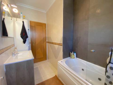 Apartamento T3 no Fundão – Excelente Localização e Vista Deslumbrante