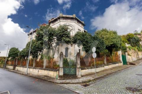 Moradia Senhorial no Centro  Povoa de Lanhoso 