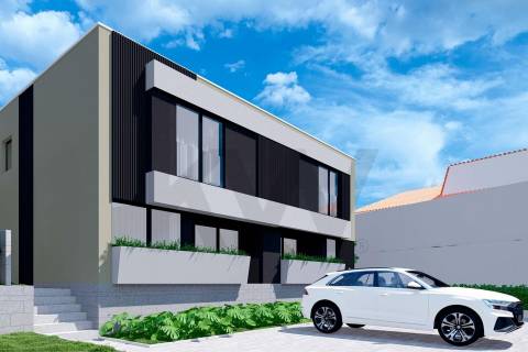 Terreno com Projeto Aprovado  Moradia Unifamilar nos Carvalhos (Gaia)com 240m2 VNG 