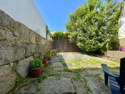 Moradia T3 com jardim junto ao Marquês e Quinta do Covelo