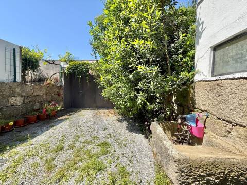 Moradia T3 com jardim junto ao Marquês e Quinta do Covelo