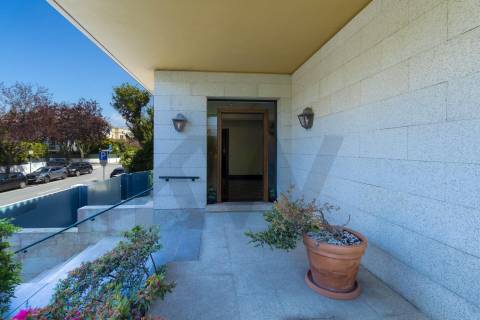 Refúgio de Elegância no Bairro de Hollywood — Uma Moradia Ímpar no Coração da Boavista