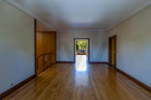 Refúgio de Elegância no Bairro de Hollywood — Uma Moradia Ímpar no Coração da Boavista