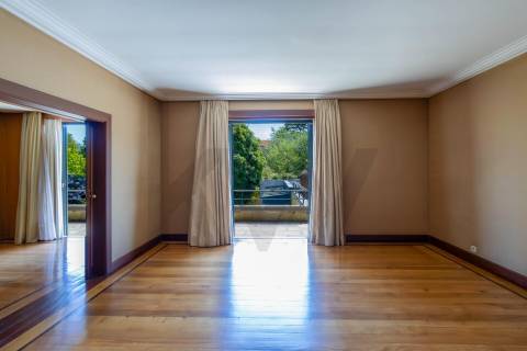 Refúgio de Elegância no Bairro de Hollywood — Uma Moradia Ímpar no Coração da Boavista